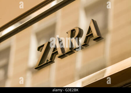 Zara segno in Madrid. Zara è spagnolo di capi di abbigliamento e accessori rivenditore. Foto Stock