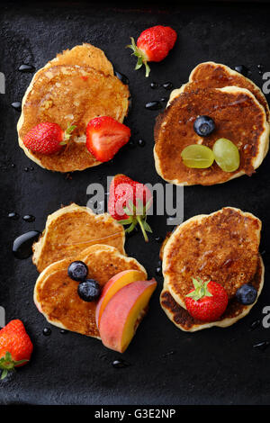 Pancake con frutta fresca, vista dall'alto Foto Stock