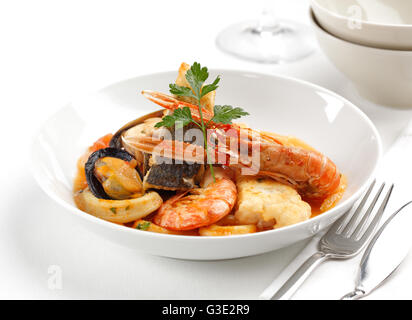 Un delizioso piatto di frutti di mare con cozze, gamberi, calamari e pesce fritto. Foto Stock