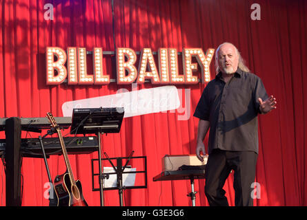 Bill Bailey effettuando in corrispondenza di Wychwood Festival, Cheltenham, Inghilterra, Regno Unito, 5 giugno 2016 Foto Stock