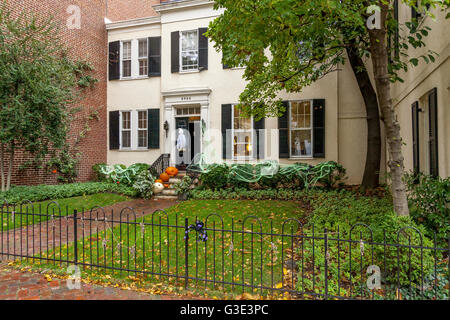 Una casa in Georgetown decorata con zucche e cowebs per Halloween, celebrazioni nella zona di Georgetown di Washington DC, USA Foto Stock