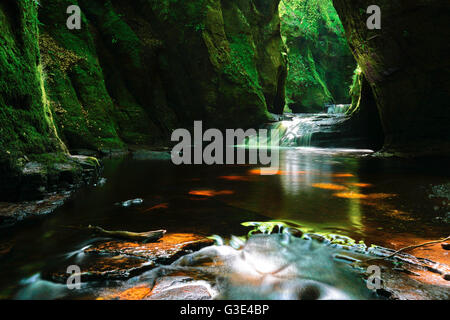 Cascate e acque cristalline in Finnich Glen vicino a Killearn, Loch Lomond Scozia, Regno Unito Foto Stock