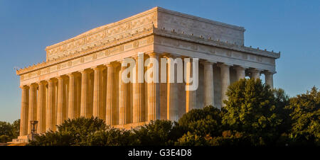 Il Lincoln Memorial , illuminata dalla mattina presto golden sunshine portando fuori la trama della muratura, la National Mall , Washington DC Foto Stock