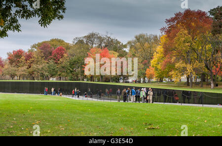 Visitatori presso il Memoriale dei Veterani del Vietnam ,dove i nomi della guerra del Vietnam morti sono incise sulla parete National Mall , Washington DC, Stati Uniti d'America Foto Stock