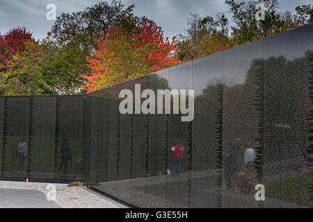 Il muro di granito nero del memoriale dei veterani del Vietnam che onora i membri delle forze armate statunitensi che hanno combattuto nella guerra del Vietnam , Washington DC Foto Stock