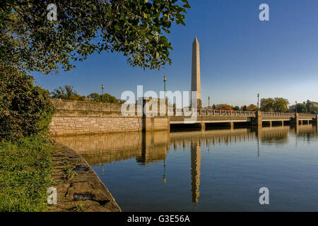 Il Washington Monument si riflette nelle acque del bacino di Tidal a Kutz Bridge, Washington DC Foto Stock