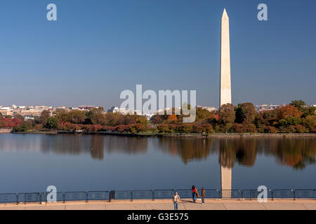 Momento di Washington si riflette nel Potomac Tidal Basin visto dal Jefferson Memorial Washington DC , STATI UNITI Foto Stock