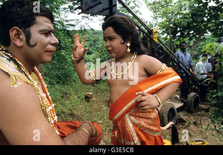 INDIA Mumbai Bombay, Industria cinematografica india Bollywood, riprese di film per la serie TV di religiosi indù Ramayana epic in uno studio esterno in Filmcity Goregoan, ragazzo riproduce il dio scimmia Hanuman Foto Stock