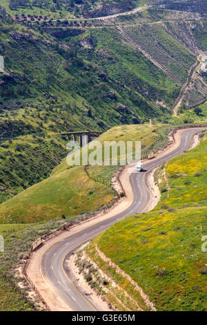 Una strada tortuosa che fa la strada su e intorno alle alture del Golan, con i resti di Un ponte di binario costruito sopra il fiume Yarmouk nel di... Foto Stock