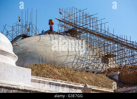 Kathmandu, Nepal - Circa Febbraio 2016: la ricostruzione di Boudhanath stupa è in corso dopo che esso è stato strutturalmente danneggiato dal Foto Stock