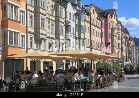 Austria, Tirolo, Innsbruck, Maria-Theresien St, persone Foto Stock