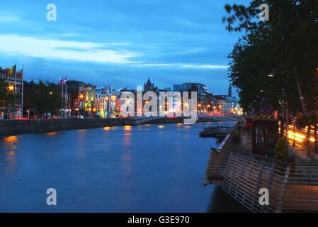 Tipicamente europea Waterfront cliccato da O'Connell Bridge, Dublino, Irlanda Foto Stock