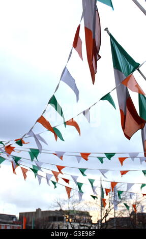 Nazionale irlandese di bandiera colorata carta banner, Dublino, Irlanda Foto Stock