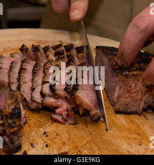 Ribeye grigliato in un forno a legna è tagliato a fette. Foto Stock