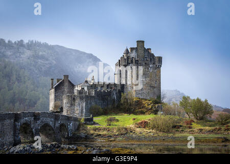 Eilean Donan Castle in presenza di luce solare con passaggio di doccia a pioggia, Loch Duich, Scozia Foto Stock