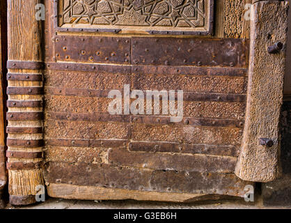 Tradizionale ornamento iraniano sulla porta di legno della moschea Jameh in Yazd, Iran Foto Stock