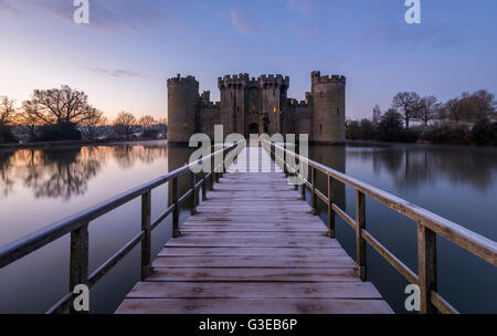 Il Castello di Bodiam in inverno. Il trecentesco Castello moated in East Sussex a sunrise. Foto Stock