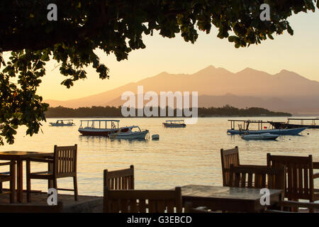 Ristorante e barche sulla costa di Gili Travangan isola, Indonesia Foto Stock