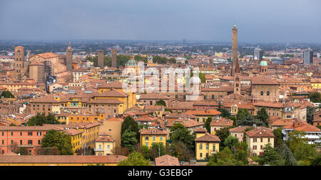 Vista aerea di rosso sui tetti della città e le antiche torri nel centro storico di Bologna, Italia Foto Stock