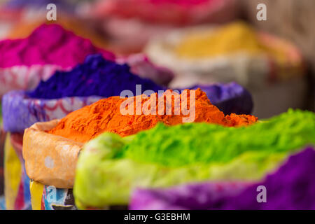 Pali colorati di coloranti in polvere usato per Holi festival in India Foto Stock