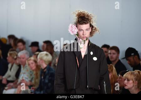 Modelli sulla passerella durante lo spettacolo Agi & Sam London Collections Men SS17 tenuto al BFC Show Space The Strand, Londra. Foto Stock