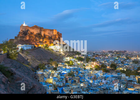 Città blu e Forte Mehrangarh sulla collina di notte a Jodhpur, Rajasthan, India Foto Stock