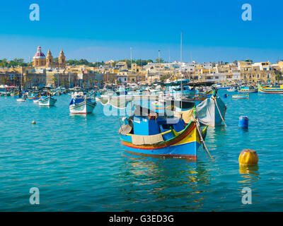 Barche da pesca maltesi di Marsaxlokk Foto Stock