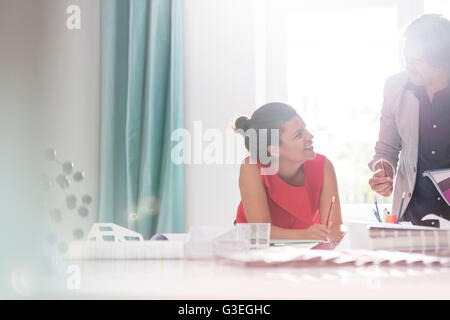 Designer di interni di brainstorming con i campioni in carica Foto Stock