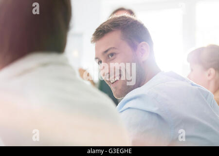 Imprenditore sorridente ascolto in riunione Foto Stock