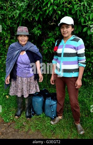 Il trasporto di latte in Pulun ' Las Huaringas ' - HUANCABAMBA.. Dipartimento di Piura .PERÙ Foto Stock