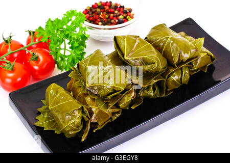 Dolma da foglie di uva con un trito Foto Stock