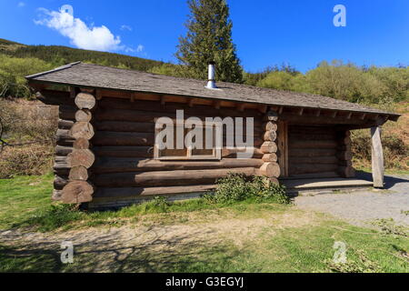 Un log cabin in foresta Gartheiniog Foto Stock