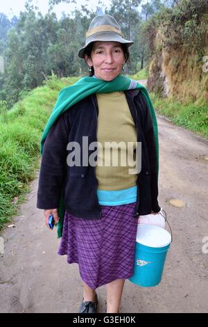 Il trasporto di latte in Pulun ' Las Huaringas ' - HUANCABAMBA.. Dipartimento di Piura .PERÙ Foto Stock