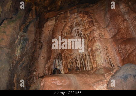 Stalattiti formata lungo la parete da acqua nelle grotte di pietra calcarea di Cheddar Gorge, Somerset, Inghilterra Foto Stock