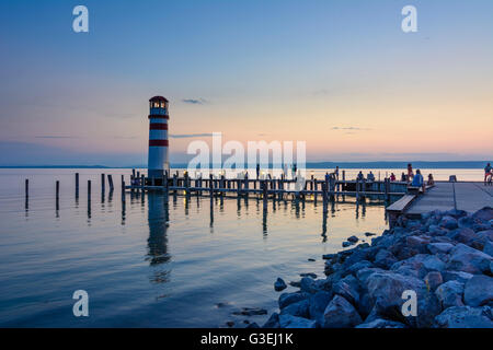 Il lago di Neusiedl, tramonto, porta faro, Austria, Burgenland, Nationalpark Neusiedler See-Seewinkel, Podersdorf am See Foto Stock