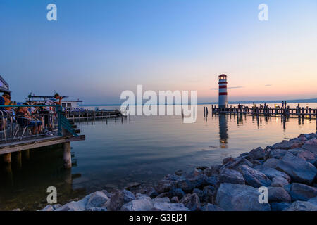 Il lago di Neusiedl, tramonto, porta faro, Austria, Burgenland, Nationalpark Neusiedler See-Seewinkel, Podersdorf am See Foto Stock