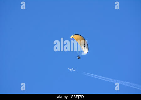 Parapendio e di aeromobili, Austria, Niederösterreich, Bassa Austria, Wiener Alpen, Naturpark Hohe Wand Foto Stock