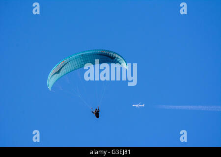 Parapendio e di aeromobili, Austria, Niederösterreich, Bassa Austria, Wiener Alpen, Naturpark Hohe Wand Foto Stock