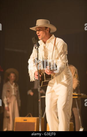 Data di rilascio: Aprile 1, 2016 Titolo: ho visto la luce STUDIO: Sony Pictures Classics direttore: Marc Abraham trama: la storia del country-western singer Hank Williams, che nella sua breve vita ha creato uno dei più grandi corpi di lavorare nella musica americana. Il film ripercorre la sua ascesa verso la fama e il suo tragico effetto sulla sua salute e vita personale stelle: Tom Hiddleston, Elizabeth Olsen, Maddie Hasson (credito: c Sony Pictures Classics/Entertainment Pictures/) Foto Stock