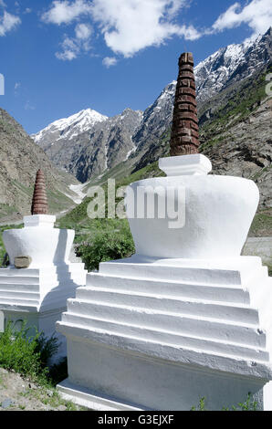 Gli stupa, o chortens, a Jispa, Manali - Leh Road, Himachal Pradesh, India, Foto Stock