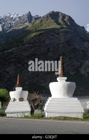 Gli stupa, o chortens, a Jispa, Manali - Leh Road, Himachal Pradesh, India, Foto Stock