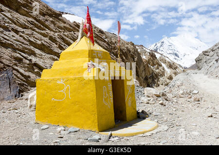 Santuario di colore giallo sulla strada, vicino a Sarchu, Manali - Leh Road, Himachal Pradesh, India, Foto Stock