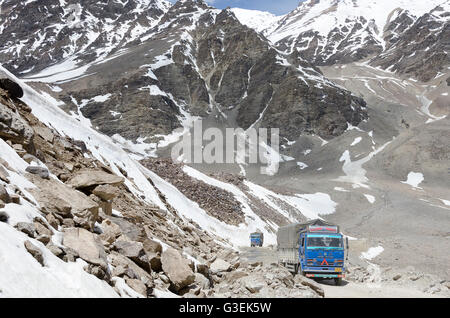 Camion salendo sulla strada di montagna, Vicino Sarchu, Manali - Leh Road, Himachal Pradesh, India, Foto Stock