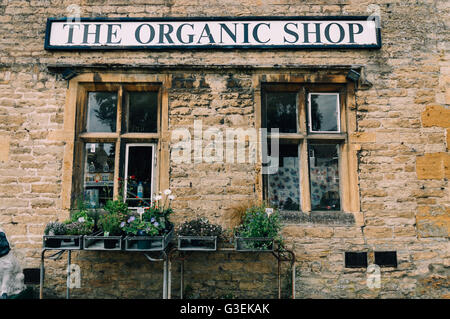 Stow-On-The-Wold, Regno Unito - 12 agosto 2015:2015: prodotti naturali shop in un tradizionale cottage in pietra calcarea in Stow on the Wold Foto Stock