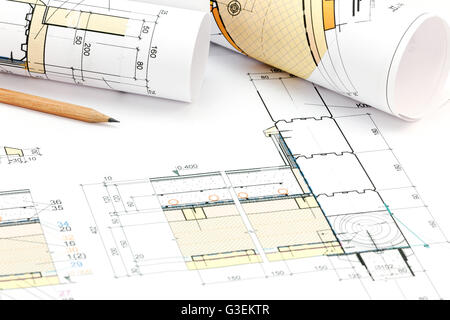 Blueprint rotoli con disegni tecnici e matita su tavola Foto Stock