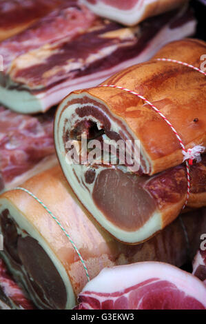 Giunti di Bacon di intervallo libero di carni in negozio della fattoria a Butts Agriturismo vicino a Cirencester Gloucestershire, Regno Unito Foto Stock