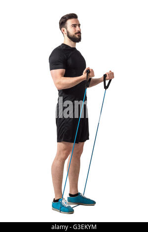 Giovane atleta fitness facendo bicipite curl esercizio di armi con bande di resistenza. Piena Lunghezza del corpo isolato su sfondo bianco Foto Stock