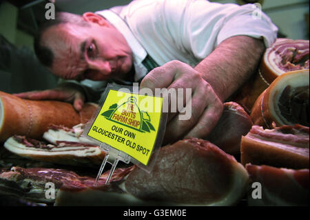 Giunti di Bacon di intervallo libero di carni in negozio della fattoria a Butts Agriturismo vicino a Cirencester Gloucestershire, Regno Unito Foto Stock