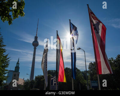 Bandiere europee sotto il sole di Berlino, Germania Foto Stock