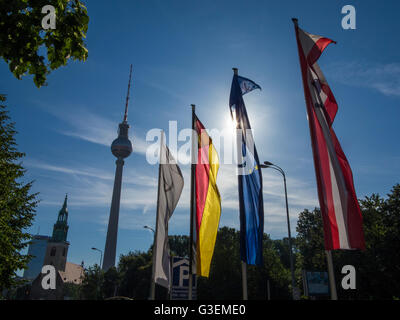 Bandiere europee sotto il sole di Berlino, Germania Foto Stock